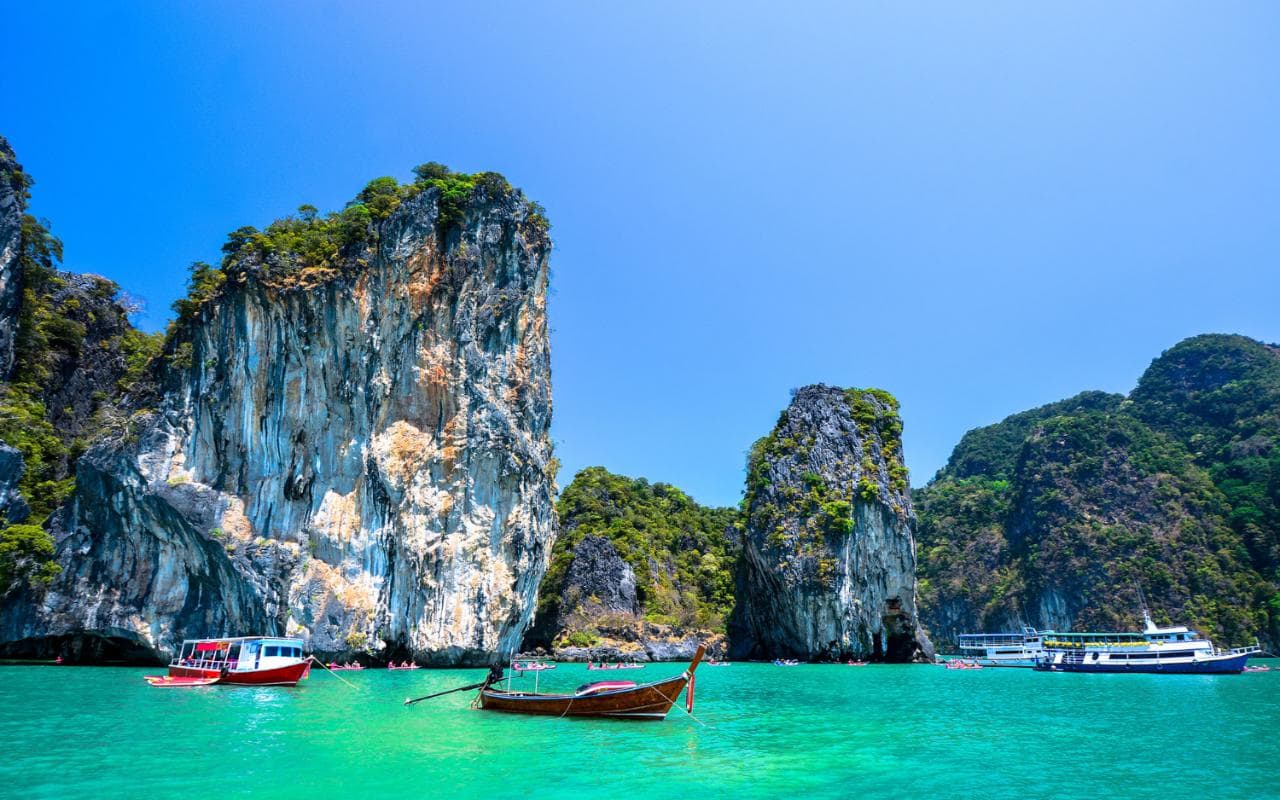 Đảo ngọc Phuket có 3 chiếc thuyền trên dòng nước xanh trong giữa những vách núi đầy cây xanh