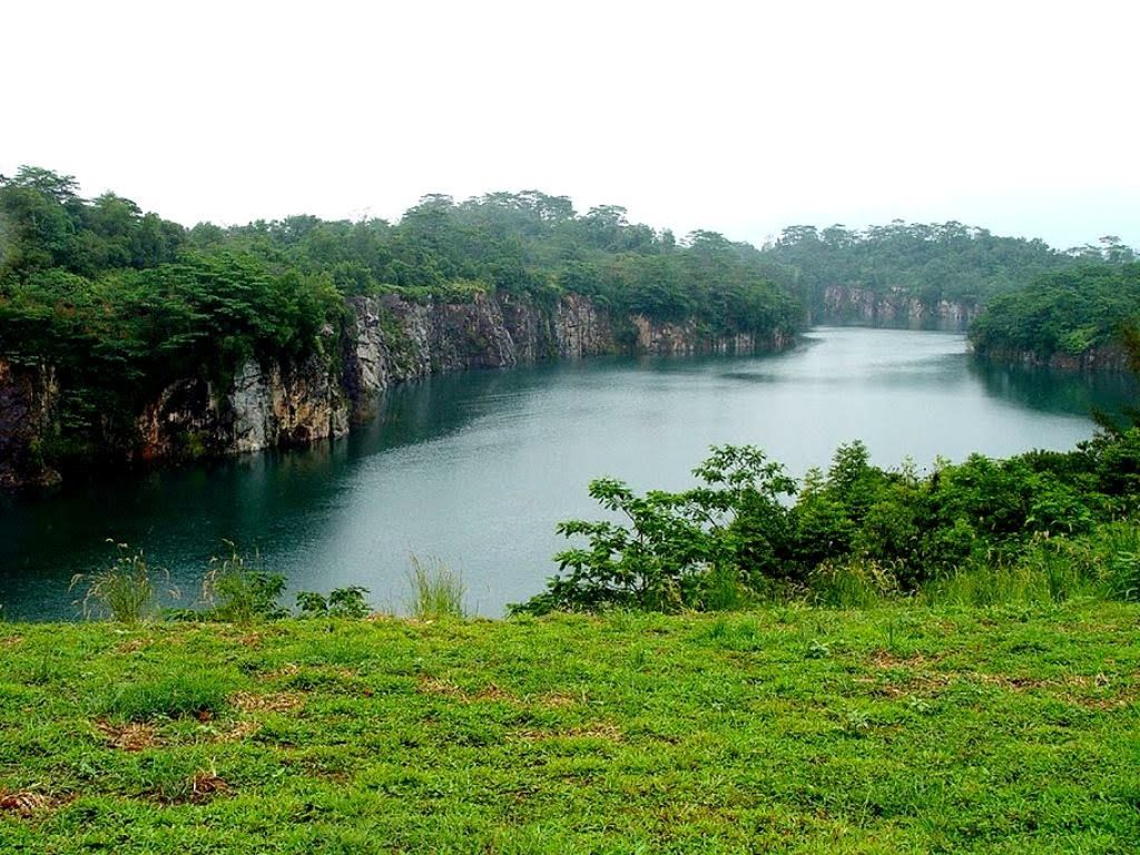 Đảo Pulau Ubin có dòng sông nước trong sạch giữa những núi đồi nhiều cây xanh