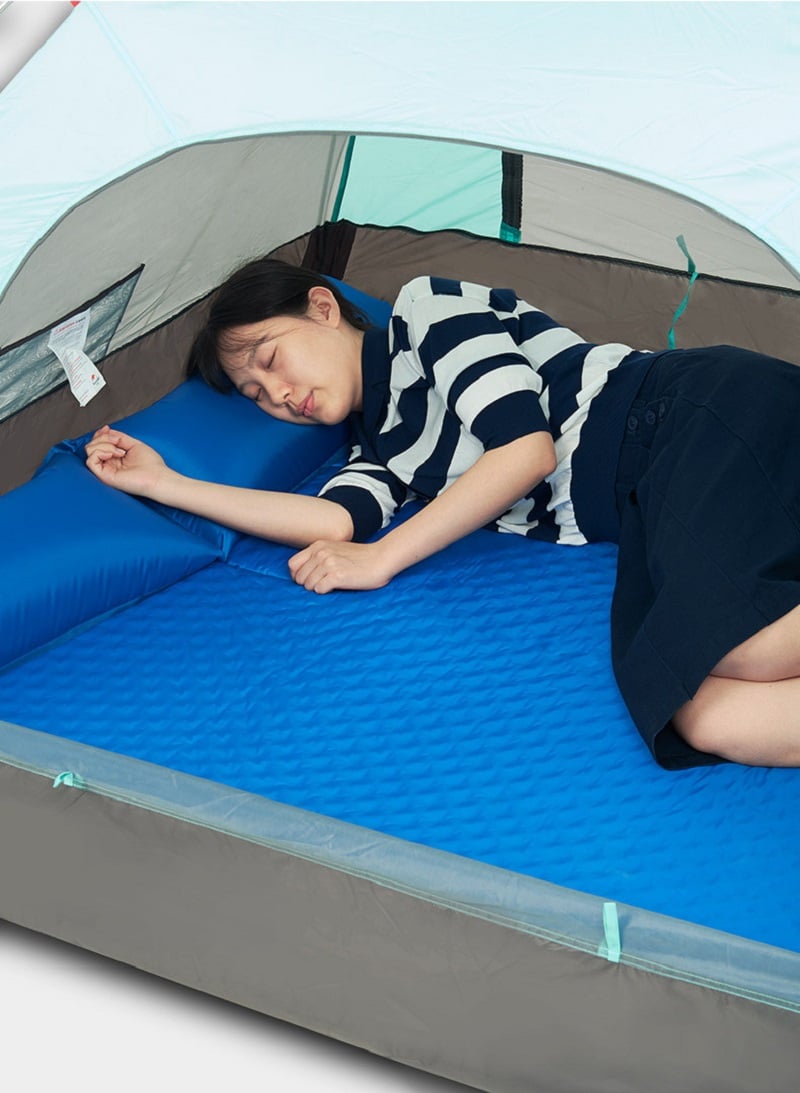 Bạn nữ nằm ngủ thoải mái trên đệm hơi trải trong lều