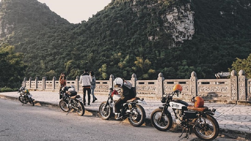 Đoàn khách du lịch bụi Ninh Bình bằng xe máy đang dừng lại chụp ảnh khung cảnh bên đường