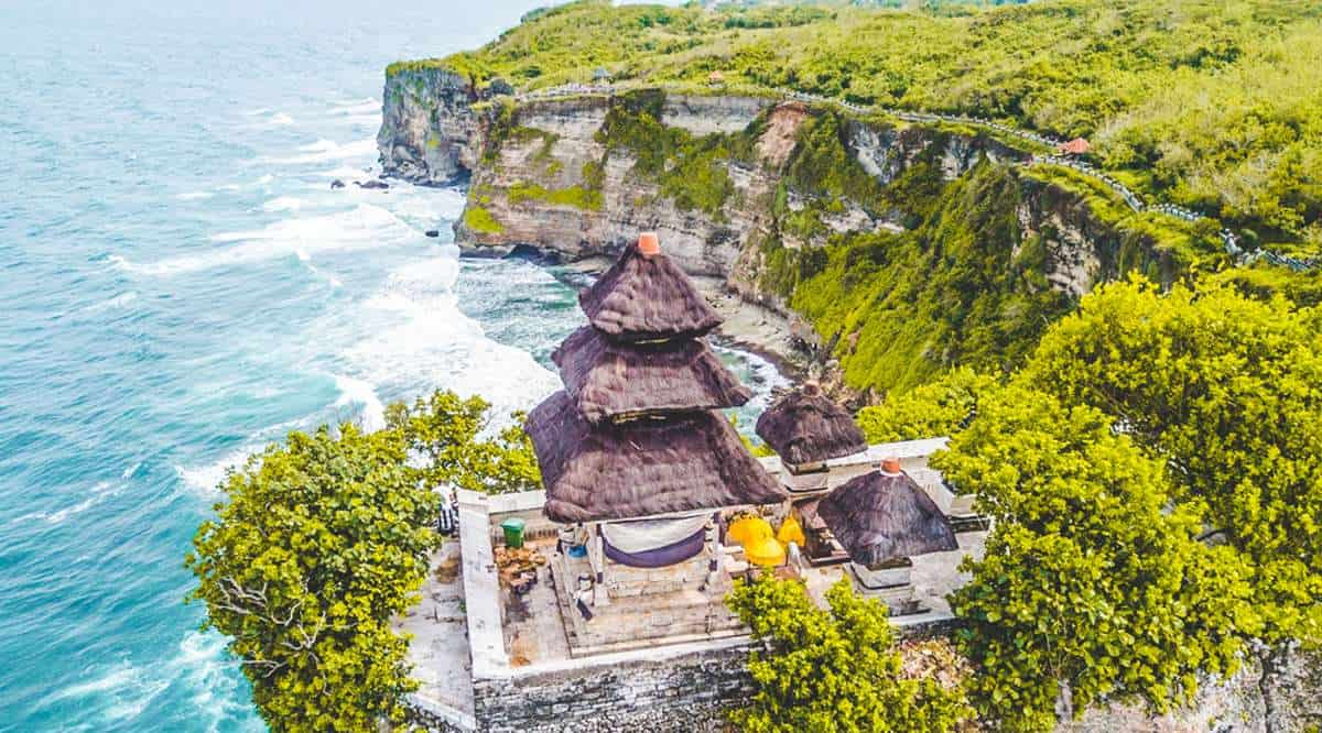 Đền Uluwatu trên vách núi cao hiểm trở đầy cây xanh giữa biển xanh