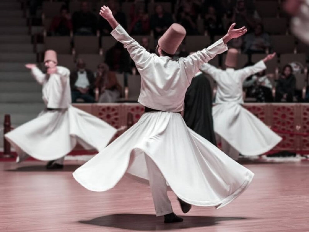 Những nghệ sĩ nam mặc áo choàng trắng rộng dài chấm đất, đội mũ người xoay tròn những điệu múa truyền thống Thổ Nhĩ Kỳ