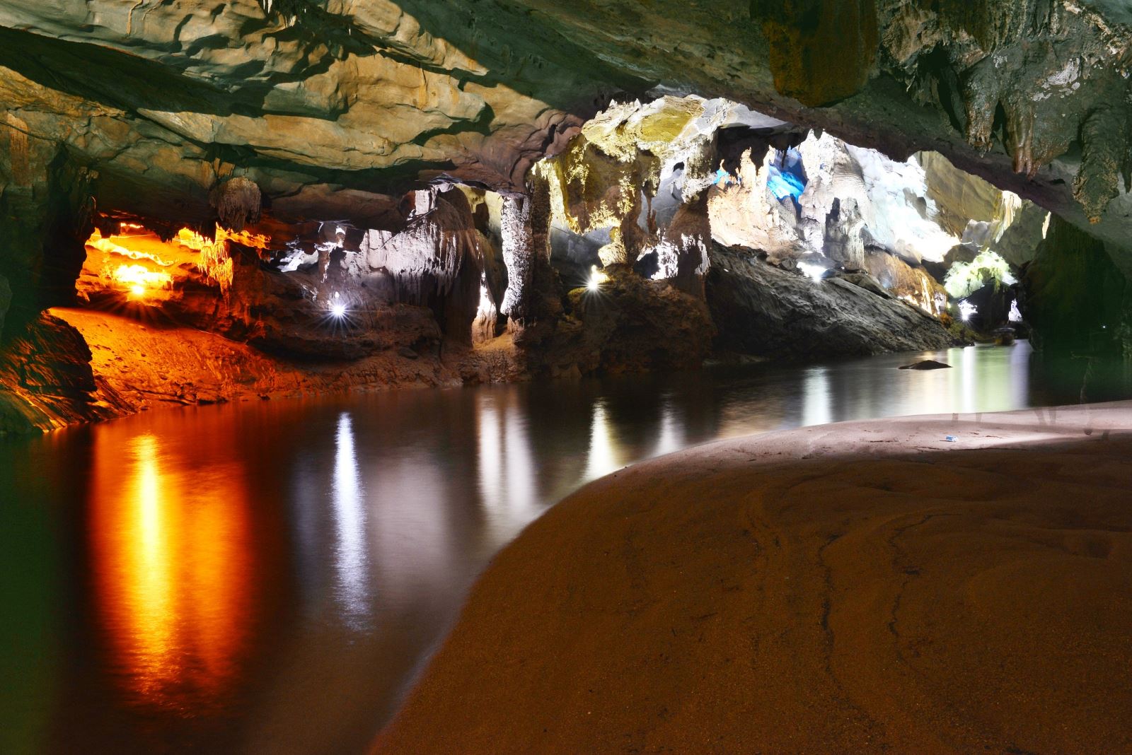 Động Phong Nha với con sông ngầm và nhũ đá lung linh trong ánh đèn đỏ