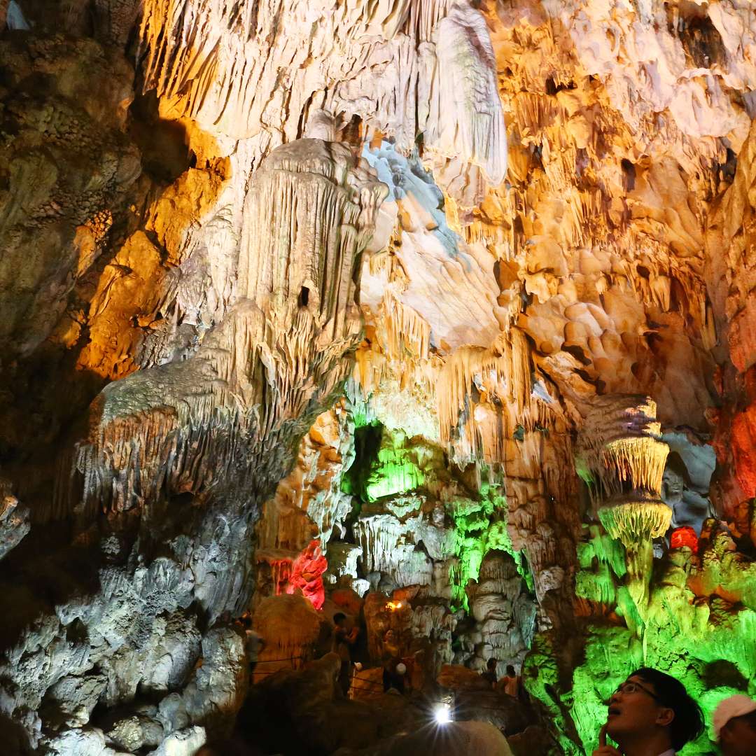 Động Thiên Cung được thắp sáng bởi đèn nhiều màu, nhũ đá trong hang đa dạng hình dáng