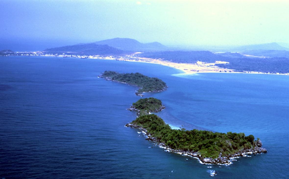 Hòn đảo phủ một màu rừng cây xanh giữa đại dương xanh rộng lớn