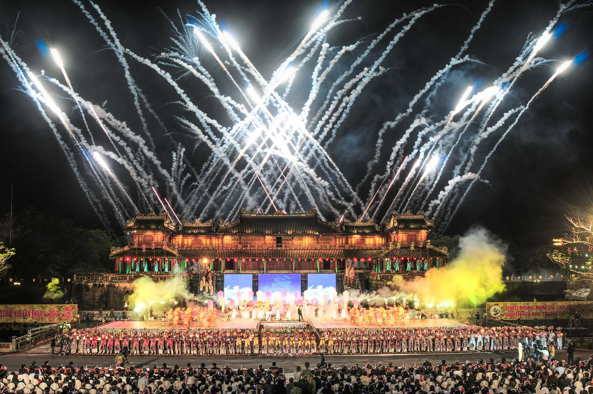Hàng ngàn người đổ về cố đô Huế tham gia lễ hội Festival 2020, đèn đêm rực rỡ