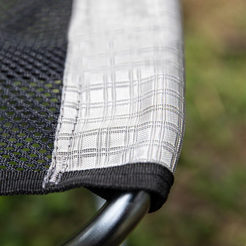 Bề mặt ghế xếp khá mỏng, được làm từ chất liệu vải lưới Nylon, thoáng khí, màu bạc