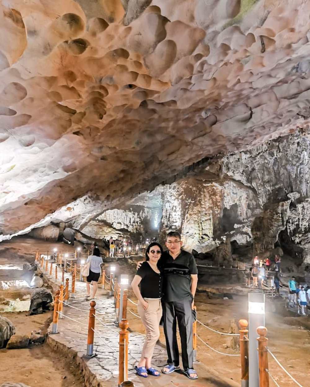 Một cặp vợ chồng đang chụp ảnh kỉ niệm trong hang Đầu Gỗ