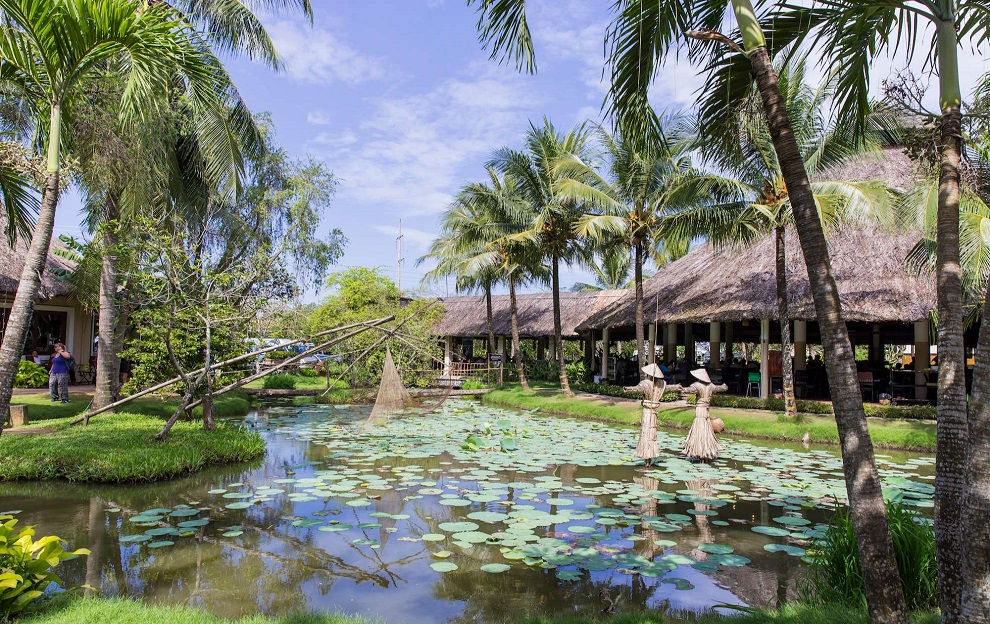 Ao sen, nhà lợp lá dừa giữa vườn cây xanh mát ở khu du lịch Hàm Luông Bến Tre