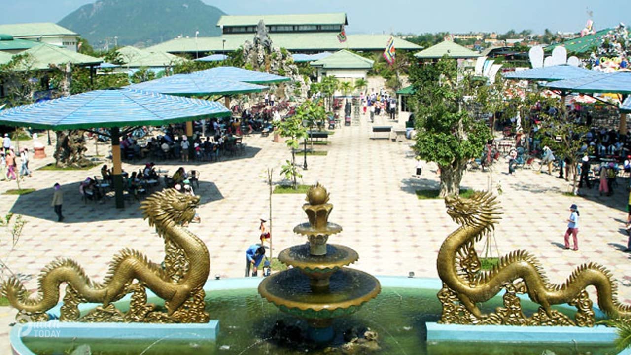 Trung tâm vui chơi giải trí tại Khu du lịch Thuận Thảo có 2 biểu tượng rồng vàng 2 bên lư hương lớn ở sân