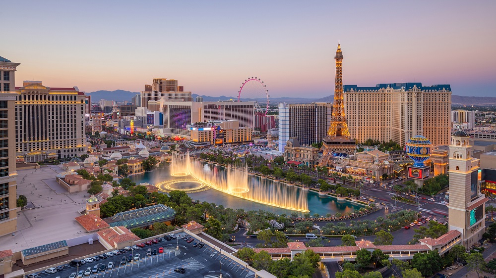 Las Vegas sống động, lên đèn rực rỡ với các casino và resort nhộn nhịp, hiện đại