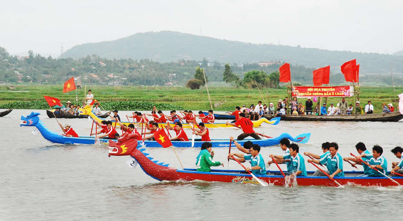 Lễ hội đua thuyền Đầm Ô Loan với những chiếc thuyền nhiêu màu sắc, có rất nhiều người tham gia chơi và cổ vũ