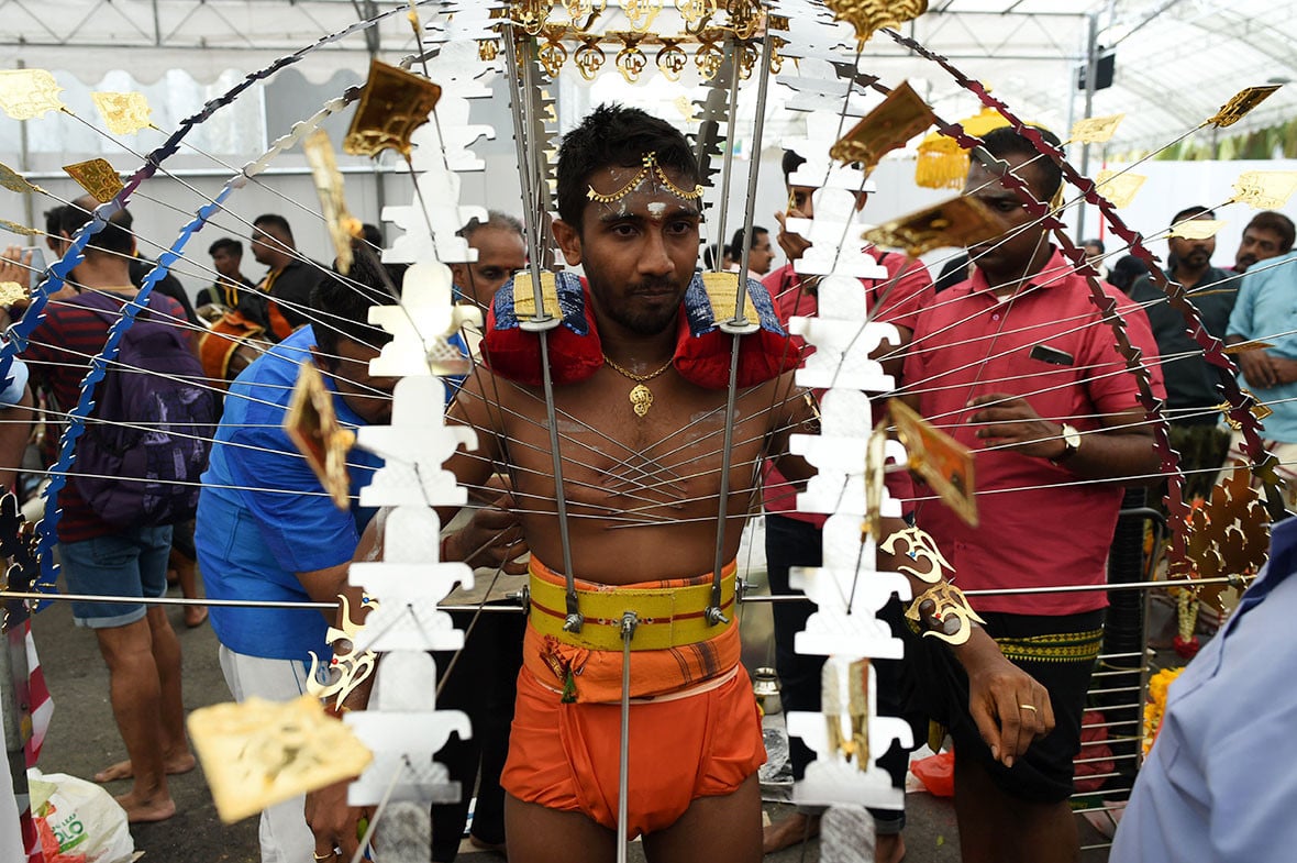 Người đàn ông Singapore mang khung sắt nhọn xiên vào cơ thể tại lễ hội Thaipusam