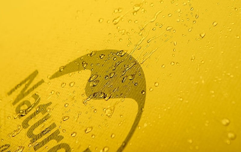 Vải ngoài màu vàng, in logo Naturehike và được làm từ Nylon 20D bọc Silicon