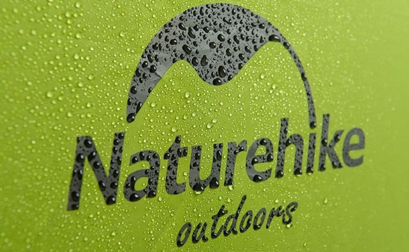 Vải ngoài màu xanh lá in logo Naturehike và được làm từ Polyester 190T dày dặn