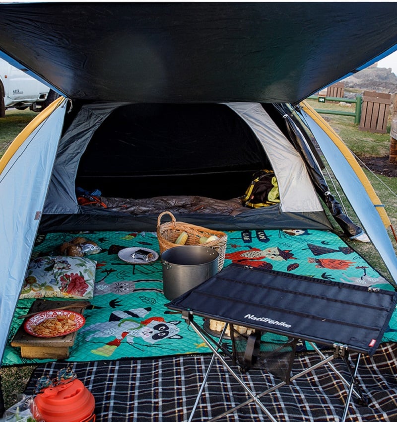 Không gian lều rộng rãi: phòng ngủ và phòng sinh hoạt chung trải thảm nấu ăn, đặt bàn ghế,...