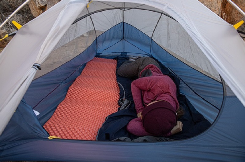 Người đàn ông dùng đệm hơi và ngủ ngon giấc trong không gian rộng của lều