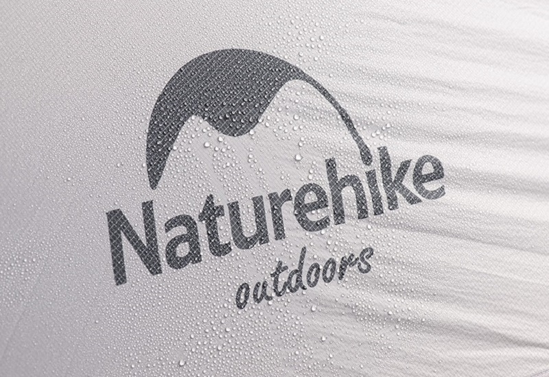 Vải ngoài màu trắng, in logo Naturehike và được làm từ Nylon 20D phủ Silicon chống nước