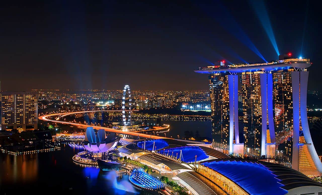 Khung cảnh Marina Bay Sands Singapore lung linh ánh đèn trong buổi tối