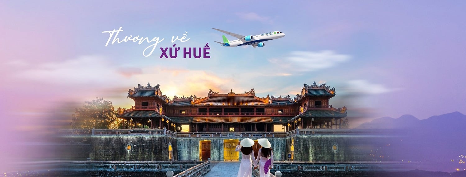 Máy bay hãng Bamboo Airways bay trên nền trời kinh thành Huế có 2 cô gái áo dài thướt tha cùng nón trắng