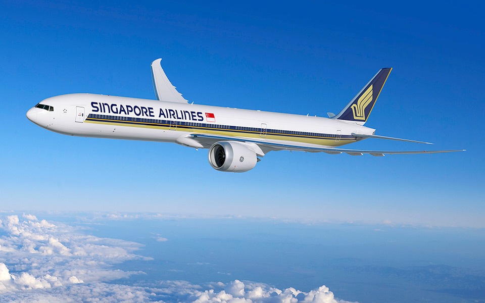 Máy bay hãng Singapore Airlines màu trắng đang bay trên trời cao xanh