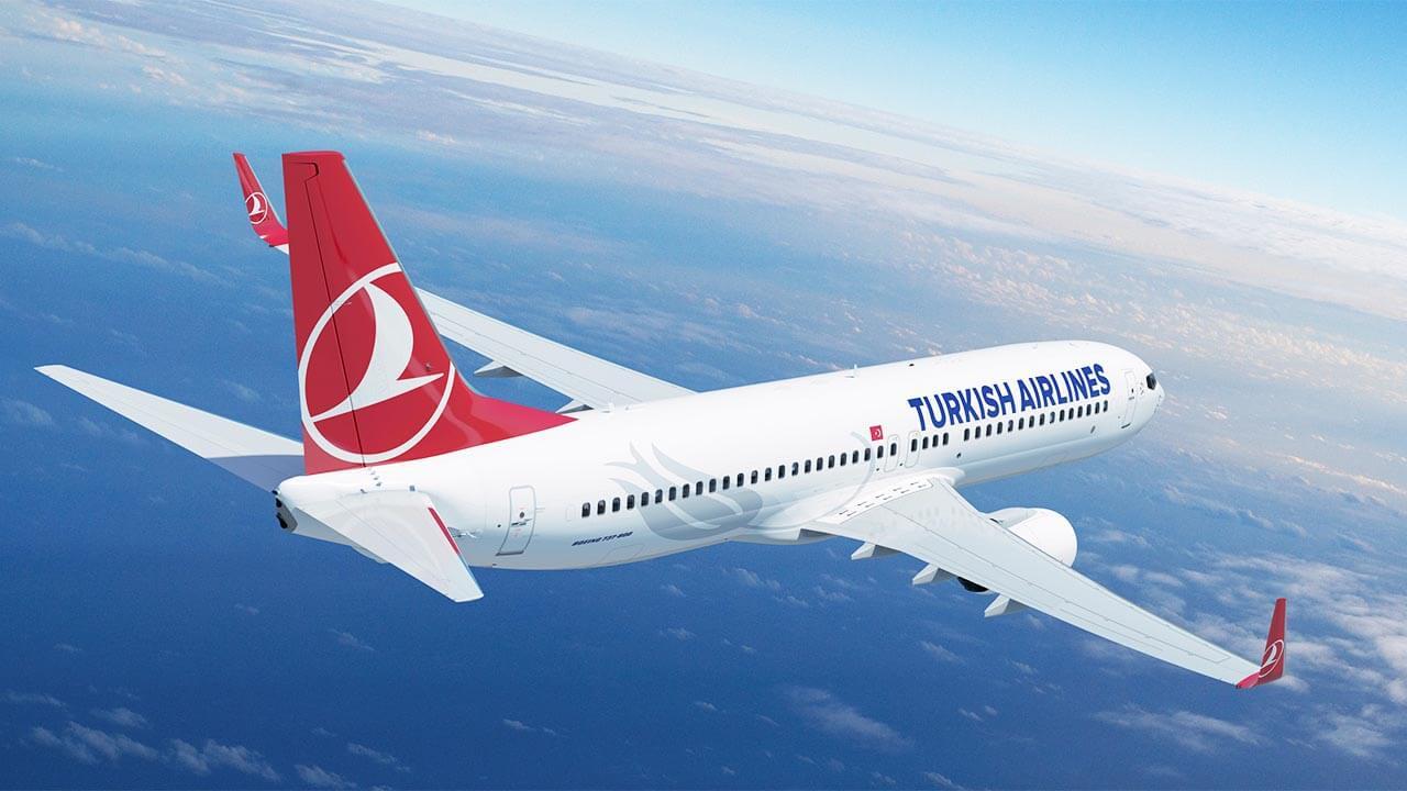 Máy bay hãng Turkish Airlines màu trắng đang bay trên nền trời xanh từ Việt Nam đến Thổ Nhĩ Kỳ