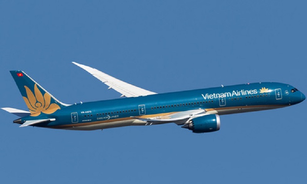 Máy bay Vietnam Airlines màu xanh chủ đạo đang bay trên nền trời xanh