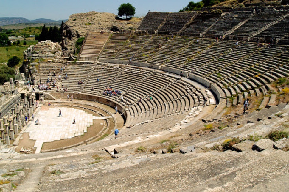 Nhà hát cổ hình bán nguyệt rộng lớn nằm bên sườn đồi của Ephesus Thổ Nhĩ Kỳ