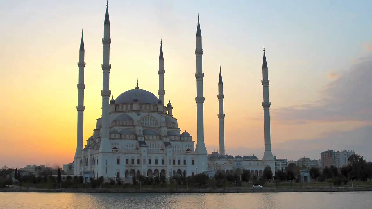 Nhà thờ Hồi giáo Blue Mosque ở Istanbul có mái vòm trung tâm, được làm bằng các mảnh sành các vàng màu xanh da trời