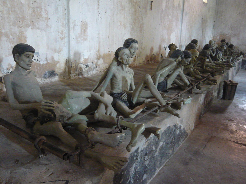 Phòng giam tại Nhà tù Côn Đảo với rất nhiều bức tượng đá tù nhân bị xích chân với đủ tư thế