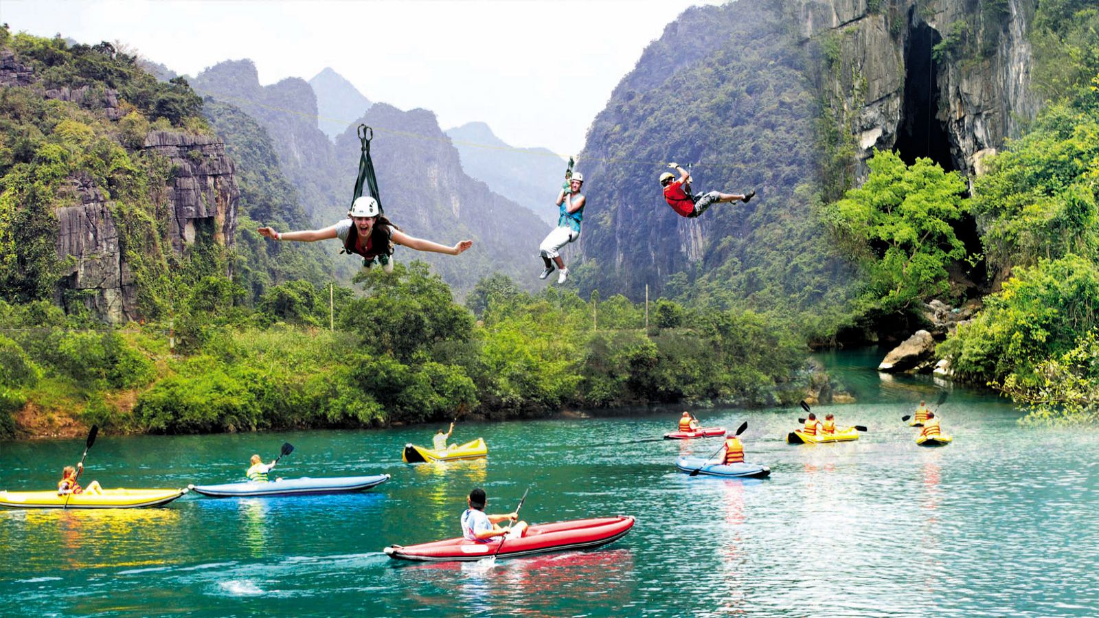 Du khách tham gia các hoạt động chèo kayak, zipline ở khu du lịch Quảng Bình