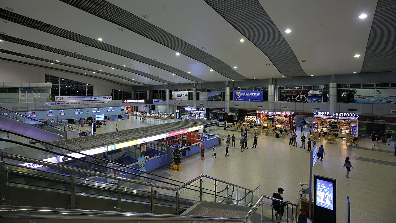 Không gian bên trong sân bay Cam Ranh Nha Trang vào buổi tối
