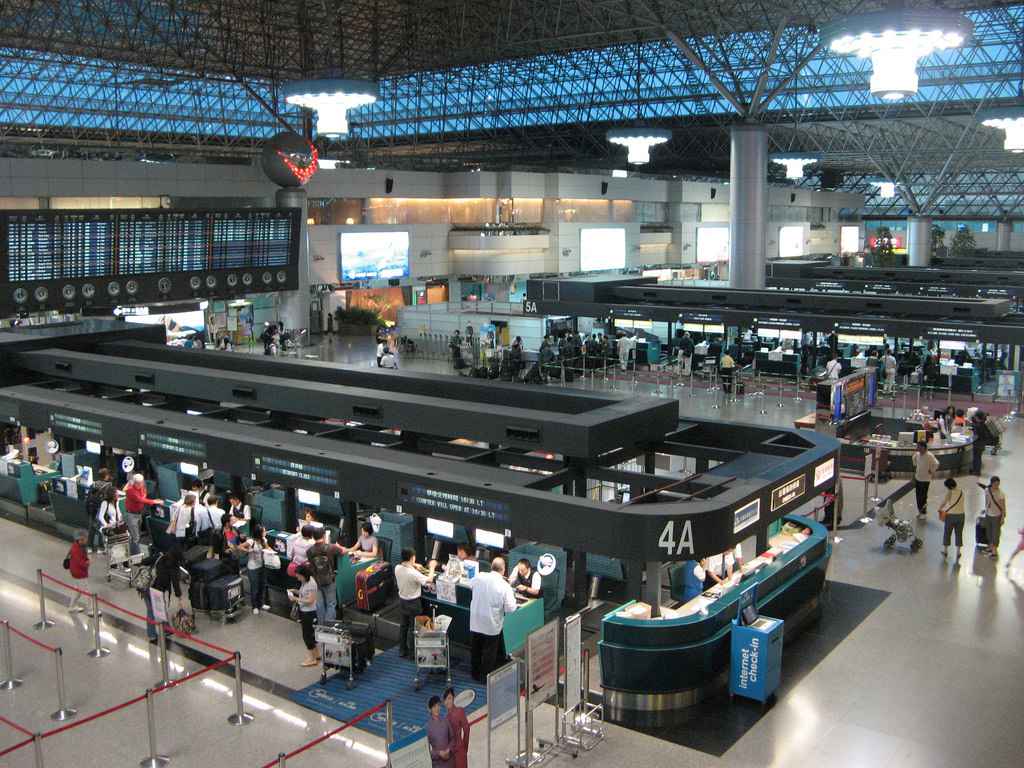 Rất nhiều người đang làm thủ tục trong sân bay Đài Loan