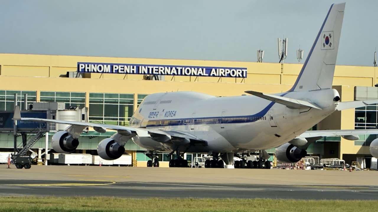 Một chiếc máy bay trắng đang ở sân bay quốc tế Phnom Penh