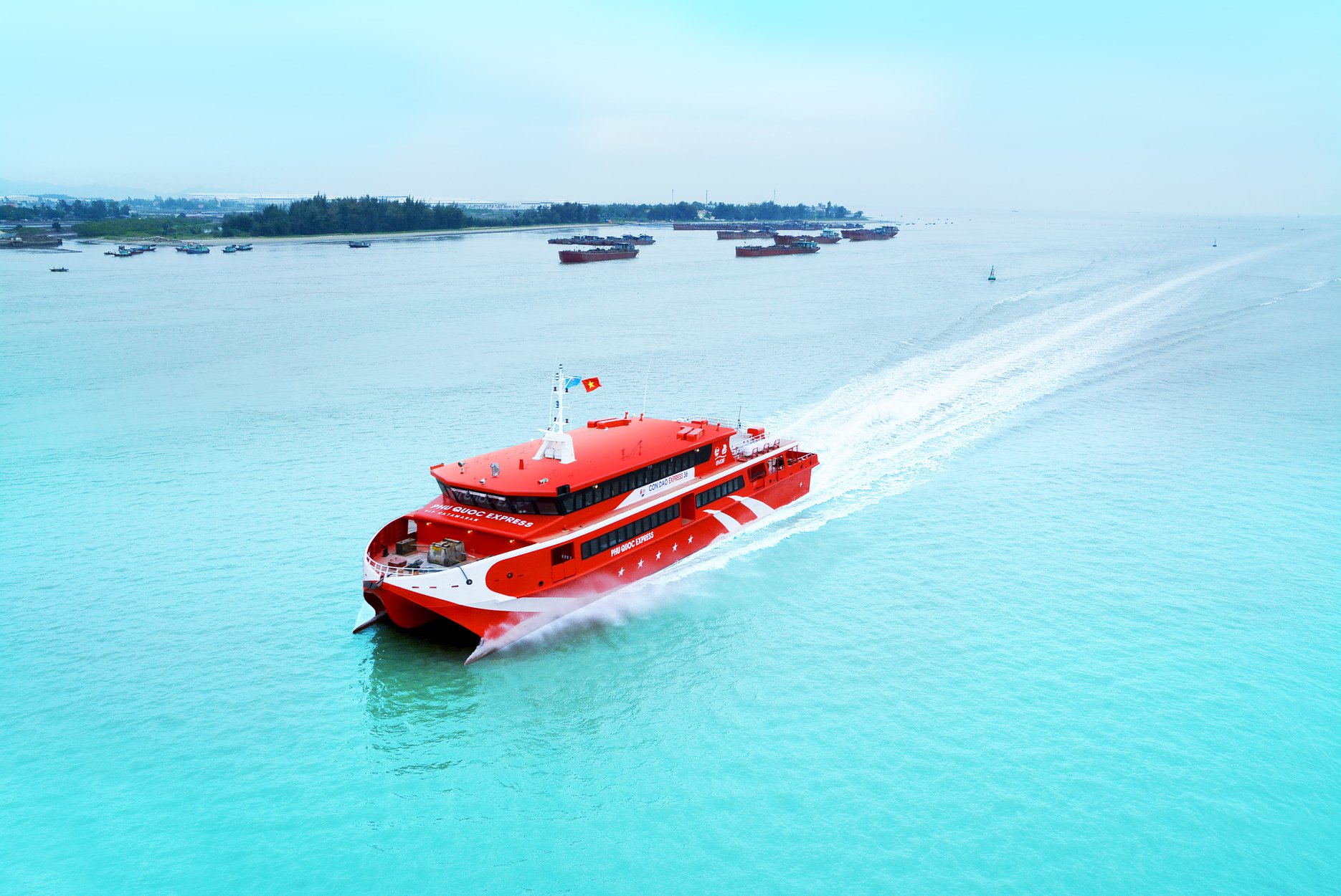 Tàu cao tốc Côn Đảo Express màu đỏ đang lướt nhanh trên biển xanh