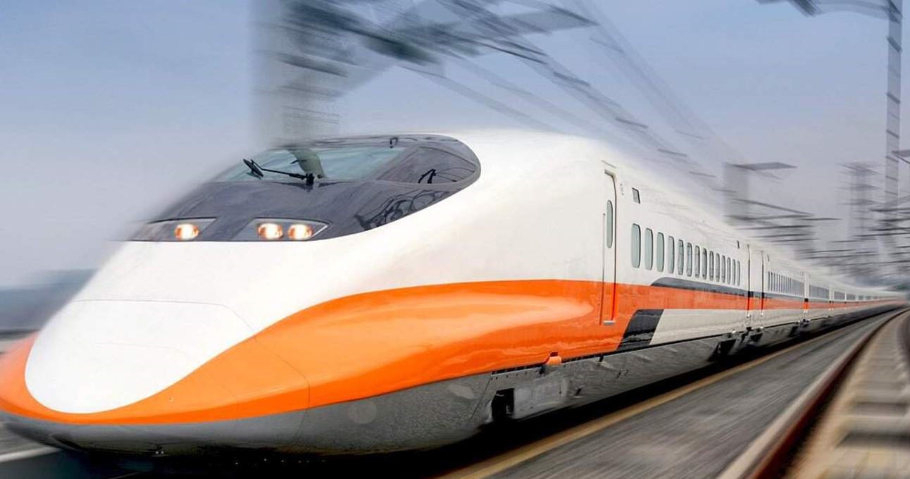 Tàu cao tốc THSR có 2 màu cam, trắng đang chạy tốc độ nhanh trên đường ray