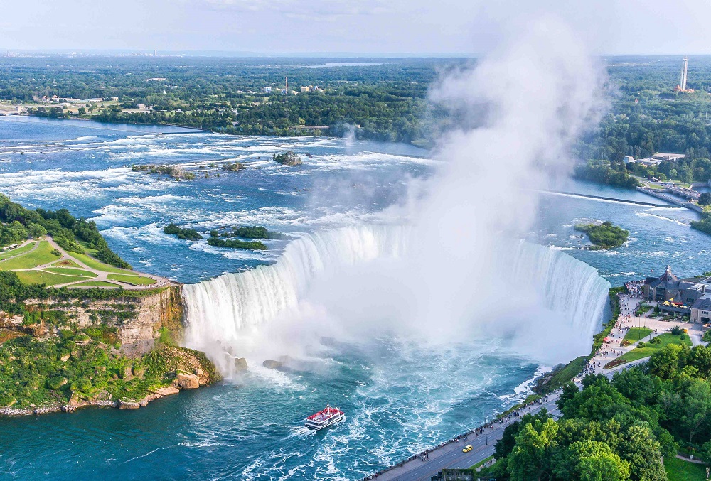 Thác Niagara hùng vĩ với dòng thác bạc đổ mạnh mẽ, bọt nước tung trắng xoá giữa các vách núi