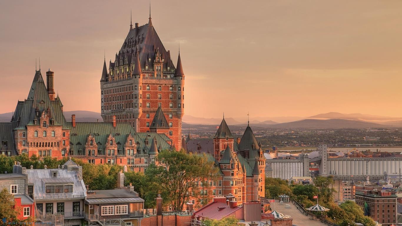 Thành phố cổ Quebec với những toà lâu đài cổ kính dưới ánh hoàng hôn