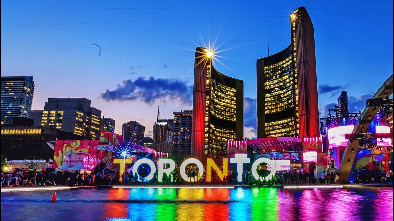 Thành phố Toronto với những toà cao ốc chọc trời và dòng chữ Tonronto lung linh ánh đèn màu về đêm