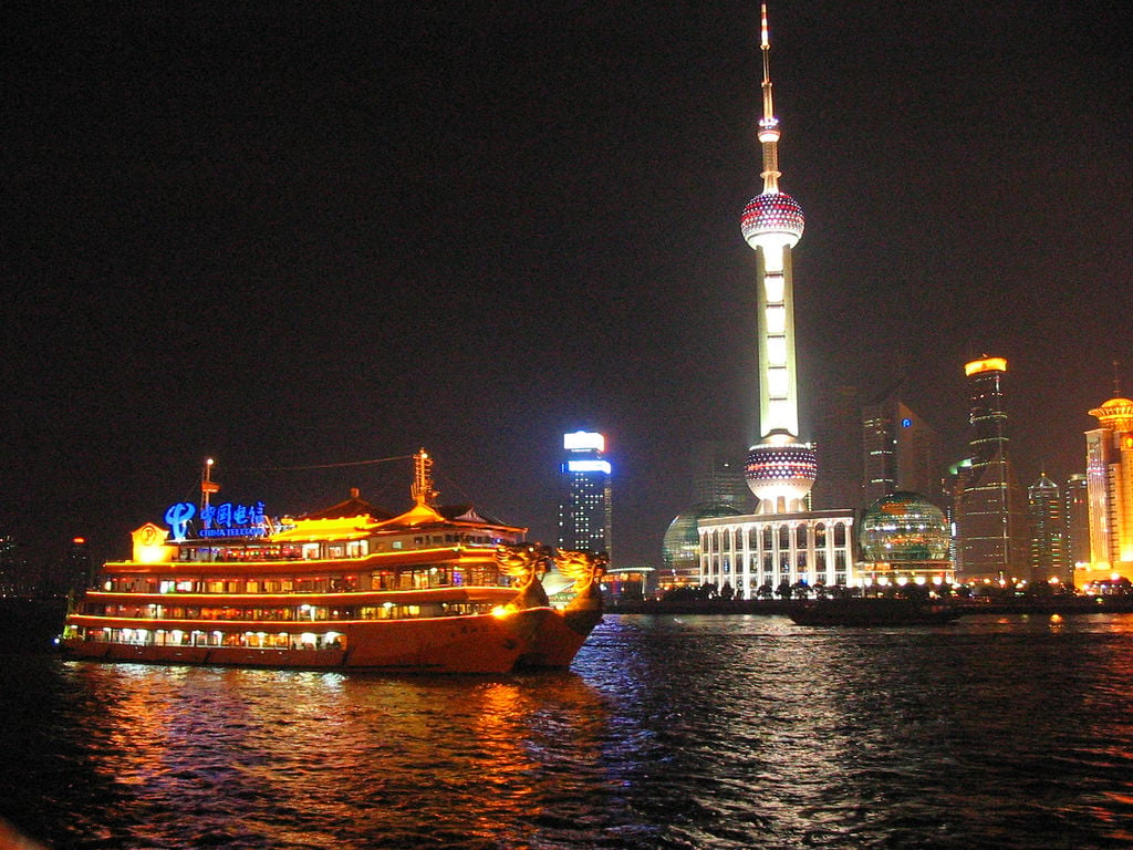 Tháp truyền hình và toàn thành phố Thượng Hải sáng đèn đêm, con thuyền trên sông cũng lấp lánh ánh đèn