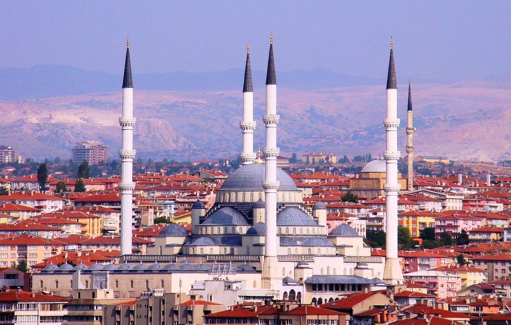 Nhà thờ Hồi giáo Kocatepe nổi trội với kiến trúc mái tròn, 4 trụ nhọn cao chọc trời giữa những ngôi nhà trong thành phố Ankara