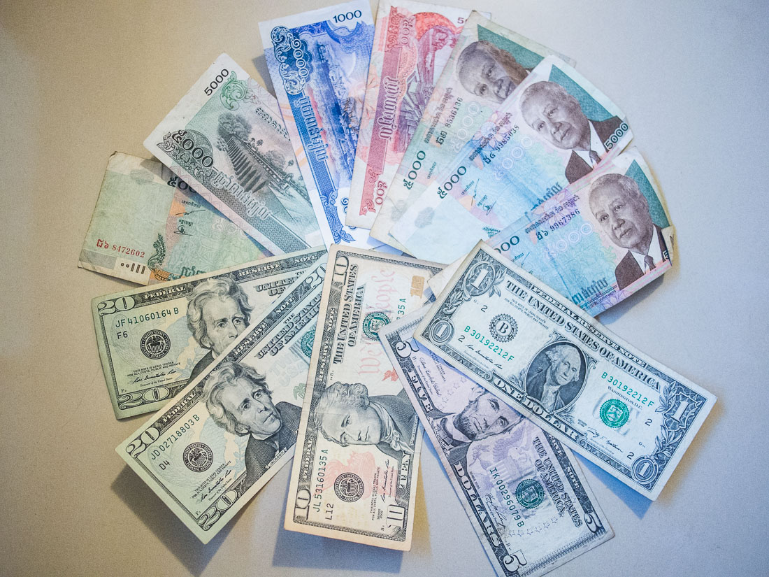 Những tờ đô la Mỹ và Riel Campuchia nhiều mệnh giá khác nhau