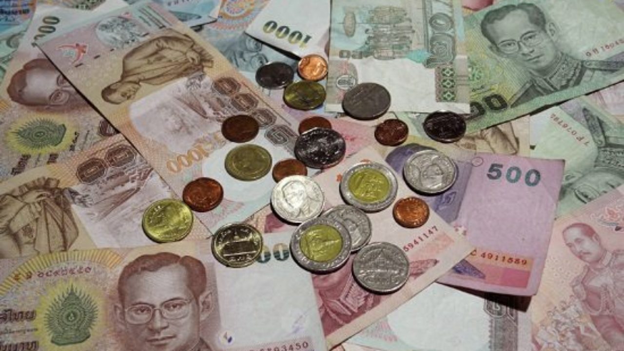 Những tờ tiền giấy và tiền xu Thái Lan với nhiều mệnh giá, màu sắc khác nhau