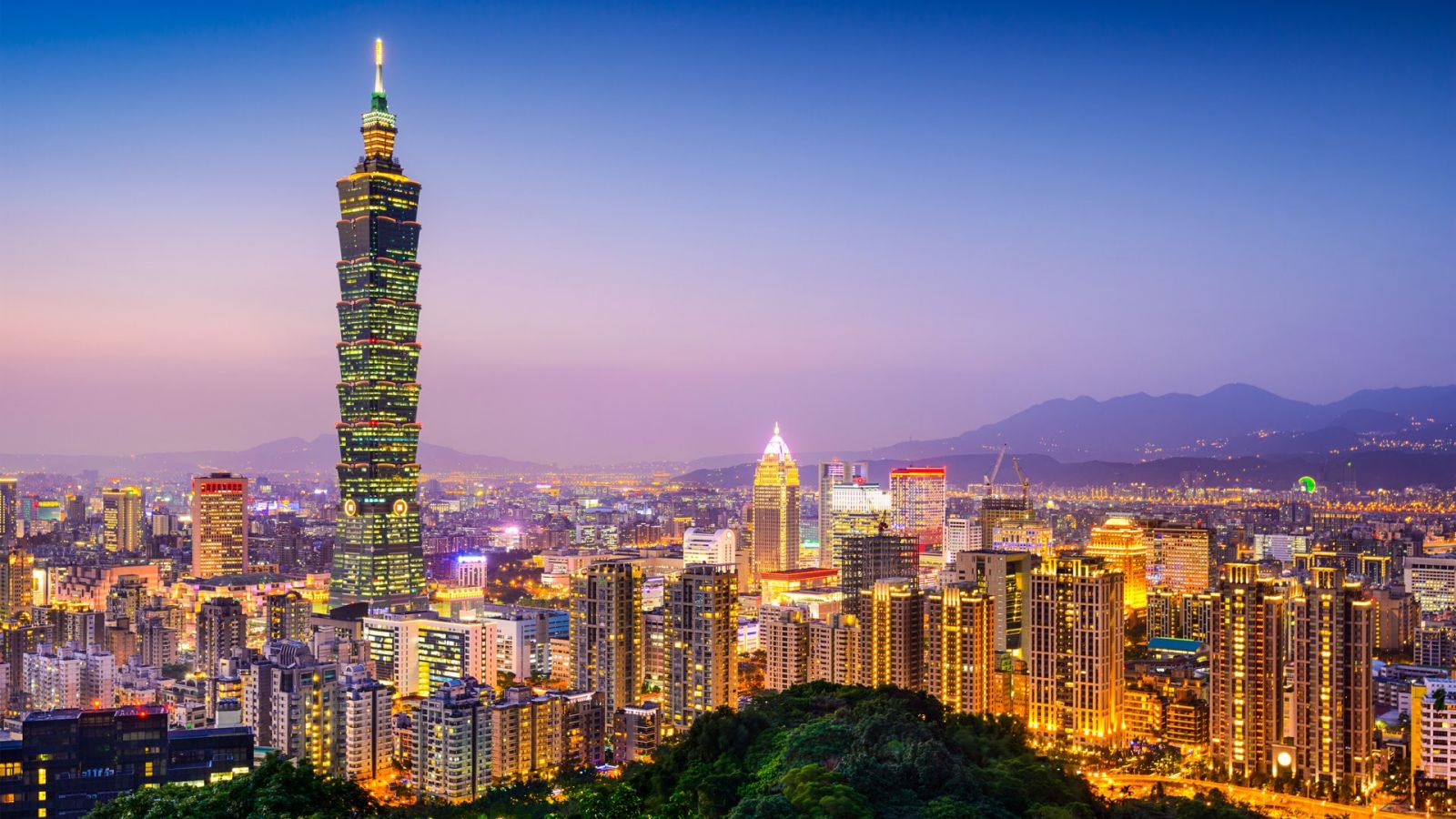 Toà nhà Taipei 101 cao chọc trời lung linh ánh đèn nổi bật giữa những toà nhà hiện đại khác