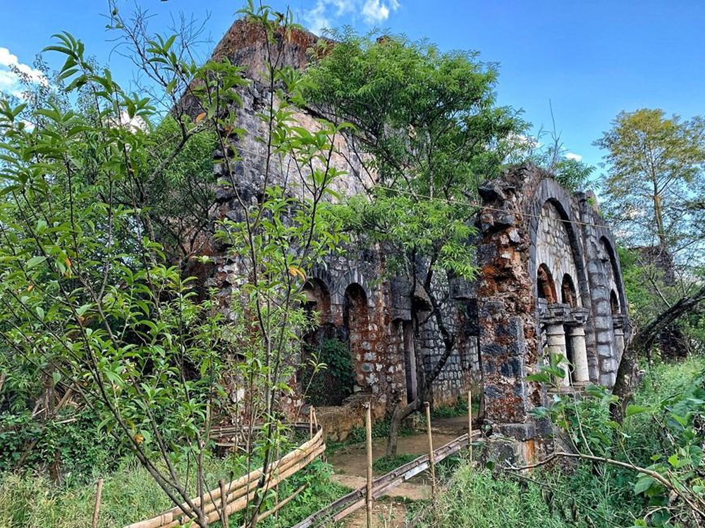 Tu viện cổ Tả Phìn cổ kính lấp ló sau những rặng cây xanh trên núi