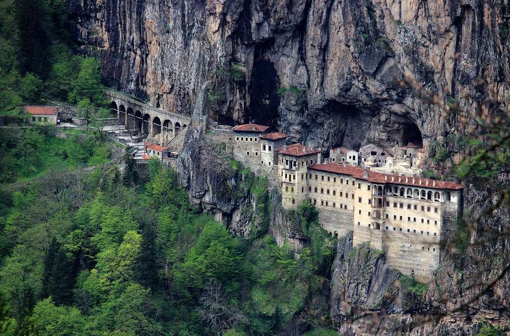 Tu viện Sumela nằm ẩn mình sau những rặng cây trên vách núi cheo leo