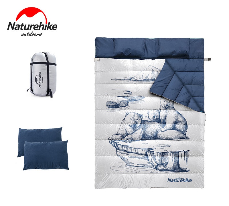 Túi ngủ hình chữ nhật lớn, bên trong màu xanh than, bên ngoài màu trắng và hoạ tiết 3 con gấu, kèm 2 gối