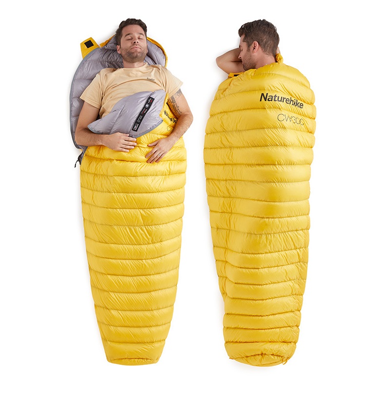 Người đàn ông nằm ngủ đủ tư thế khác nhau trong túi ngủ màu vàng