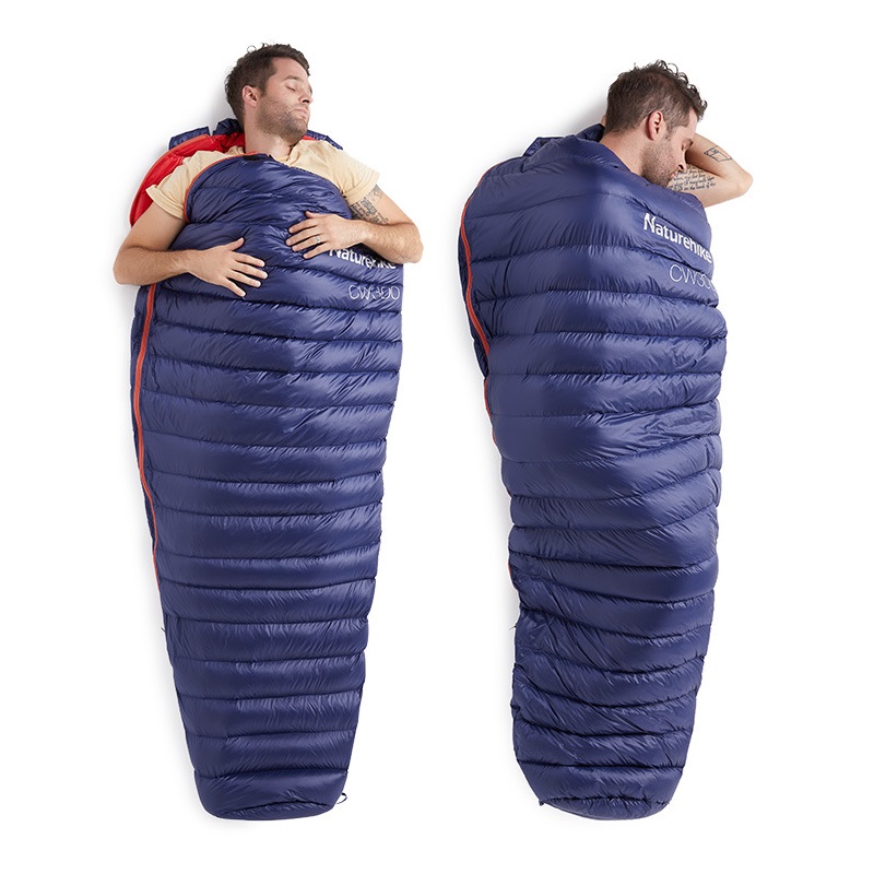 Người đàn ông nằm ngủ với mọi tư thế thoải mái trong túi ngủ màu xanh