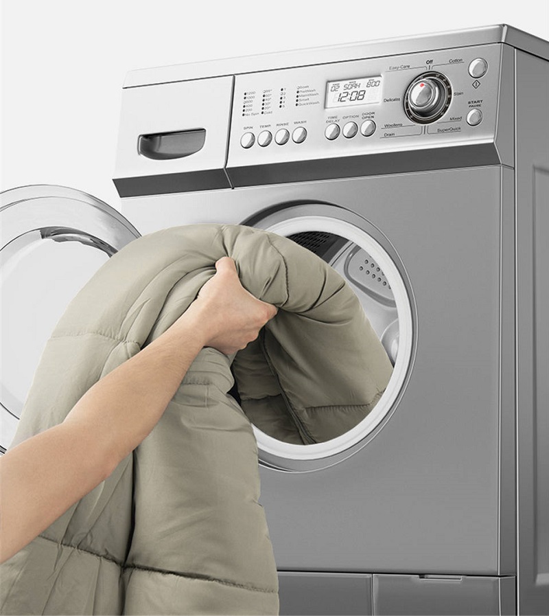 Đem túi ngủ vào máy giặt để giặt sạch nhanh chóng